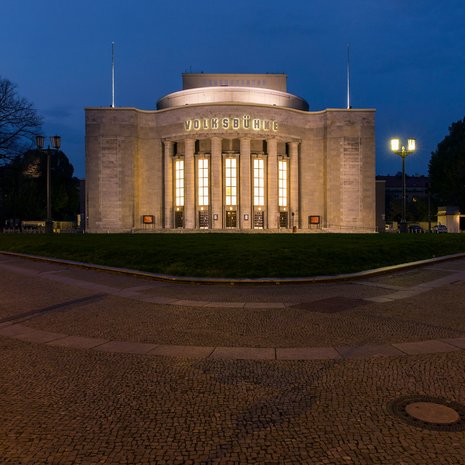Frontansicht der Volksbühne Berlin.
