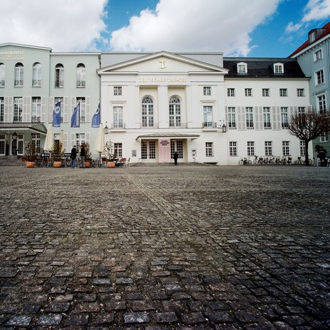 Frontansicht des Deutschen Theaters in Berlin.