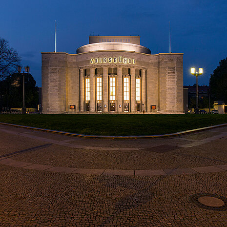 Frontansicht der Volksbühne Berlin.