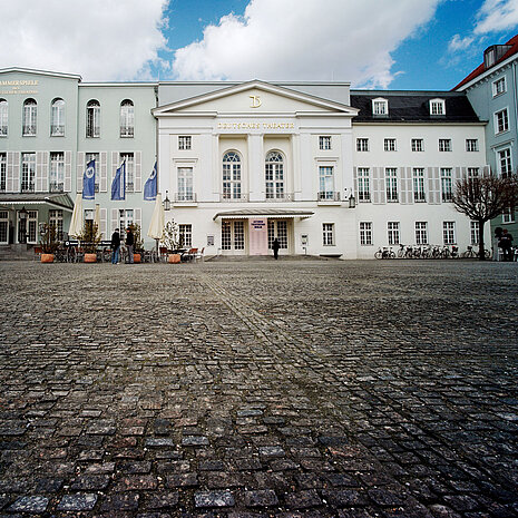 Frontansicht des Deutschen Theaters in Berlin.